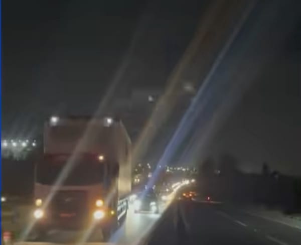 Carga de caminhão se esparrama pela Hermenegildo Tonoli